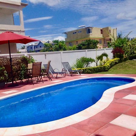 Cardamon Villa: Beachside Retreat with Pool Flic en Flac Exterior photo